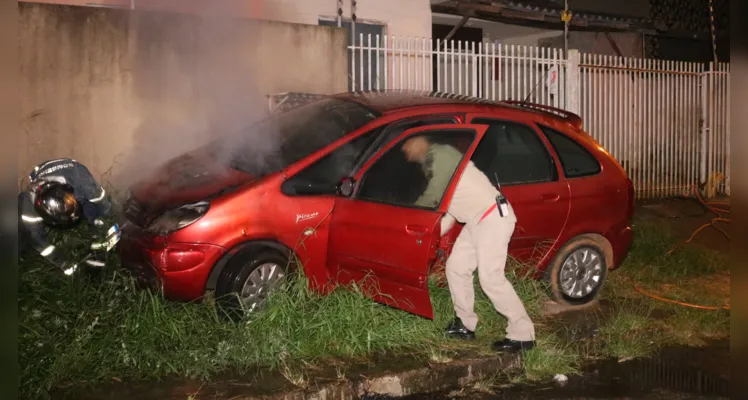 Bombeiros são acionados para apagar incêndio em veículo 