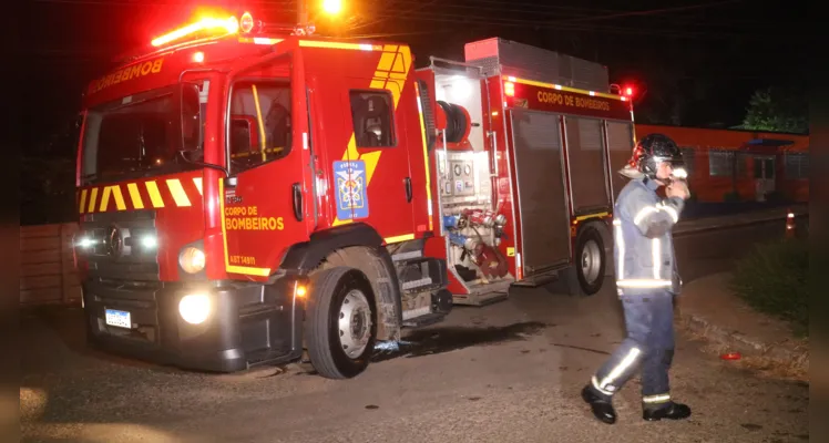 Bombeiros são acionados para apagar incêndio em veículo 