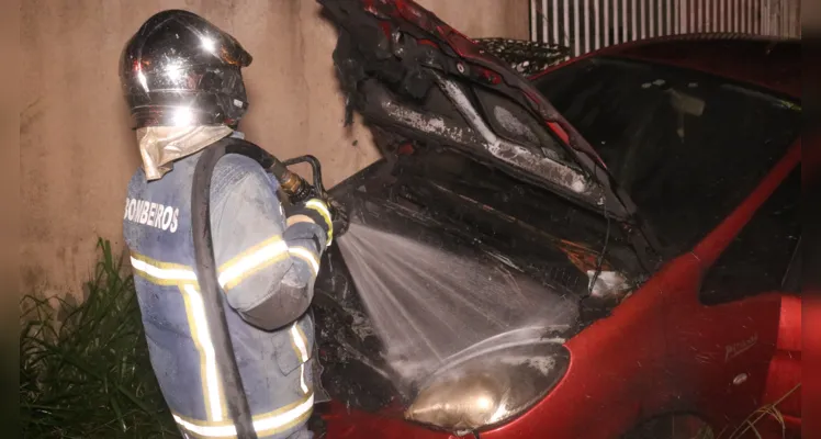 Bombeiros são acionados para apagar incêndio em veículo 