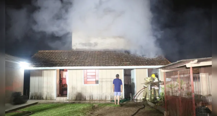 Incêndio aconteceu na noite desta segunda-feira (04)