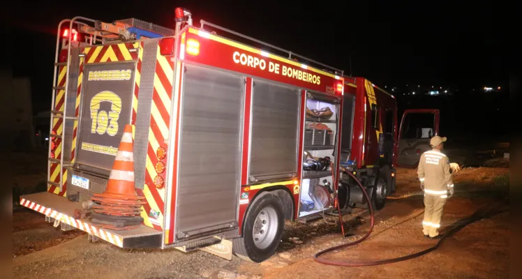 Corpo de Bombeiros foi acionado na madrugada desta segunda-feira (22)