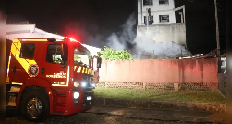 Incêndio aconteceu na noite desta segunda-feira (04)