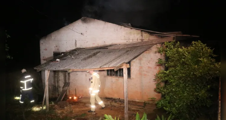 Corpo de Bombeiros foi acionado na madrugada desta segunda-feira (22)