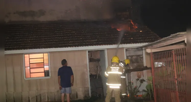 Incêndio aconteceu na noite desta segunda-feira (04)