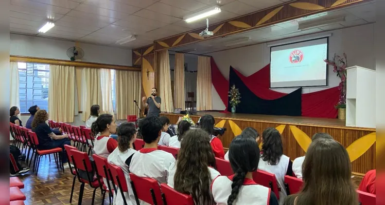 A palestra enriqueceu a formação dos estudantes, levando conhecimentos sobre áreas específicas 