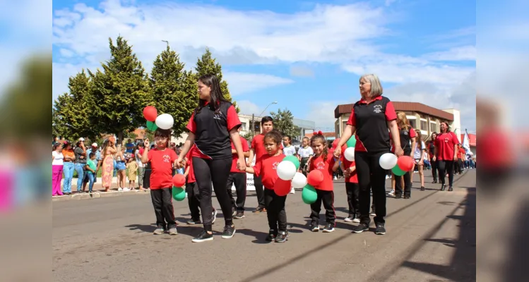 Desfile marca 143º aniversário de Piraí do Sul