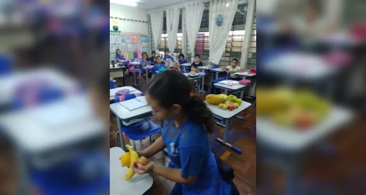 Os alunos construíram expressões numéricas e compartilharam uma salada de frutas em sala.