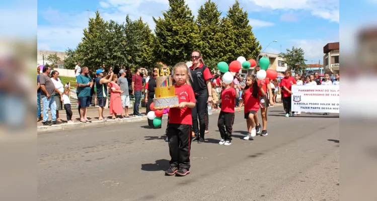 Desfile marca 143º aniversário de Piraí do Sul