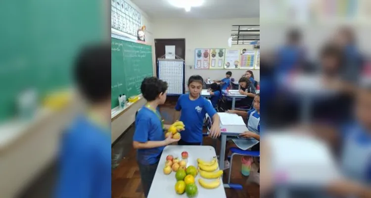 Os alunos construíram expressões numéricas e compartilharam uma salada de frutas em sala.