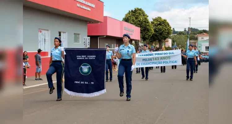 Desfile marca 143º aniversário de Piraí do Sul