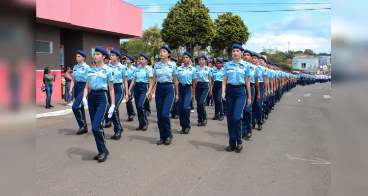 Desfile marca 143º aniversário de Piraí do Sul