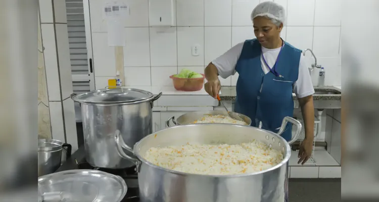 Considerando os 200 dias letivos, foram ofertados, apenas em 2023, 154 milhões de lanches.