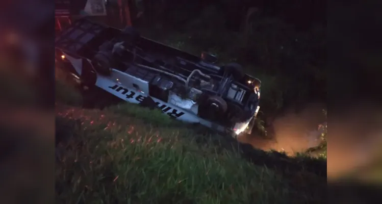 Micro-ônibus cai de barranco e capota no Paraná