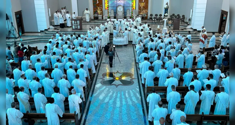 Clero se reuniu na Catedral para a Missa do Crisma em Ponta Grossa