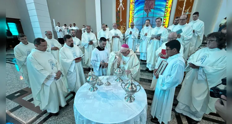 Clero se reuniu na Catedral para a Missa do Crisma em Ponta Grossa