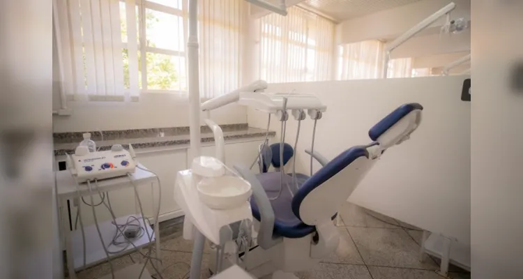 Atualmente, os 105 consultórios odontológicos da UEPG atendem gratuitamente cerca de 35 mil pacientes por ano. 