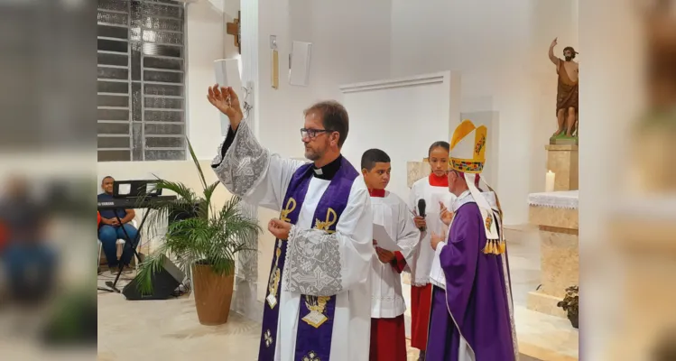 As chaves da igreja foram entregues ao novo pároco.