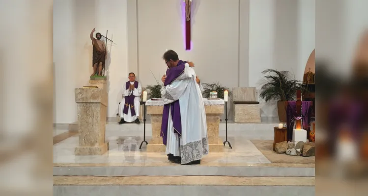 O abraço do bispo ao novo pároco.