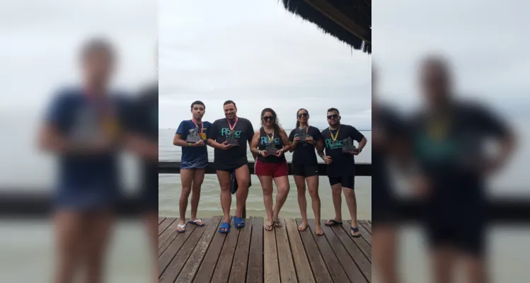 Atletas de PG conquistam troféus de natação na Ilha do Mel