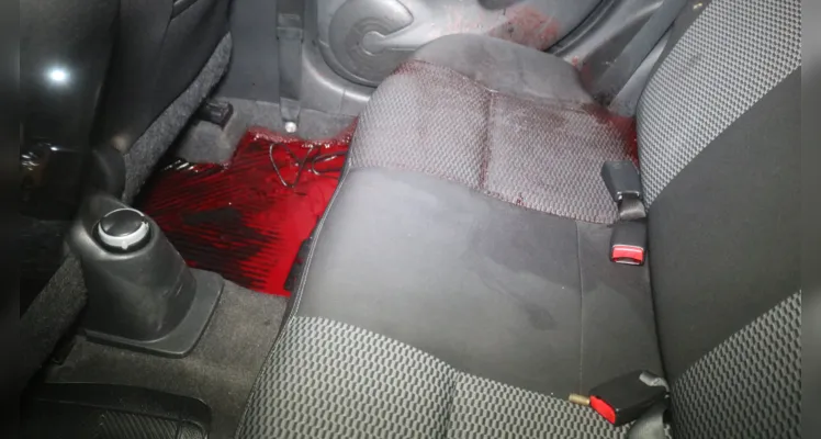 Homem morre após ser baleado dentro do carro de aplicativo 