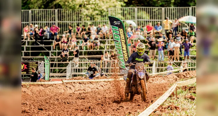 O velocross é uma modalidade do motociclismo que se caracteriza por corridas em pistas de terra batida.