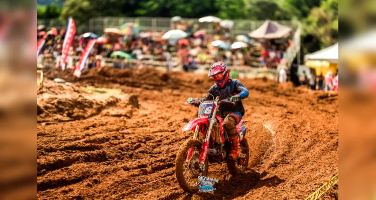 O velocross é uma modalidade do motociclismo que se caracteriza por corridas em pistas de terra batida.