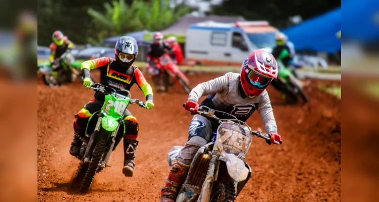 O velocross é uma modalidade do motociclismo que se caracteriza por corridas em pistas de terra batida.