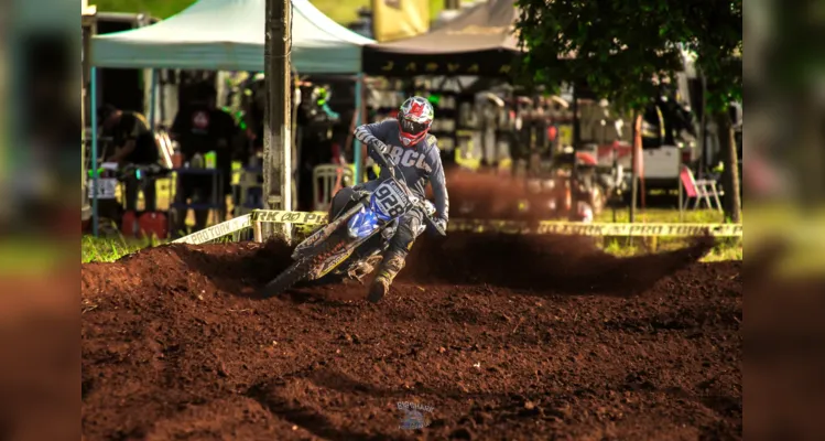 O velocross é uma modalidade do motociclismo que se caracteriza por corridas em pistas de terra batida.