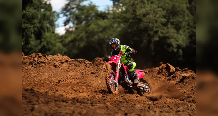 O velocross é uma modalidade do motociclismo que se caracteriza por corridas em pistas de terra batida.