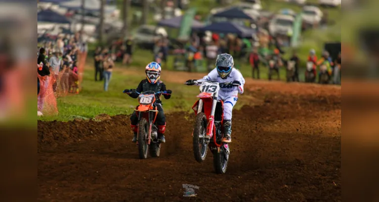 O velocross é uma modalidade do motociclismo que se caracteriza por corridas em pistas de terra batida.