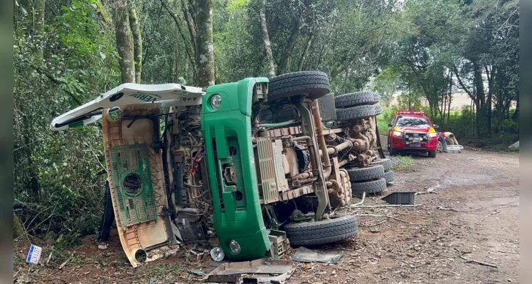 Caminhão que tombou transportava leite.