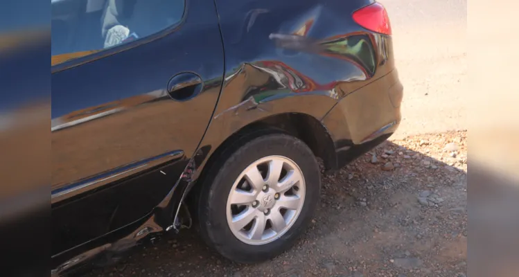Lateral do carro ficou danificada com o acidente.