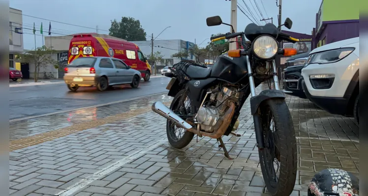 Motocicleta que atingiu a mulher de 46 anos.