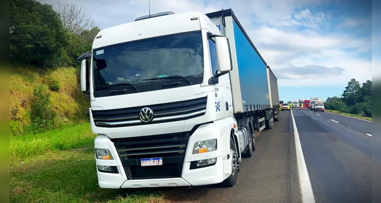 Motorista do caminhão ficou no local para prestar os esclarecimentos.