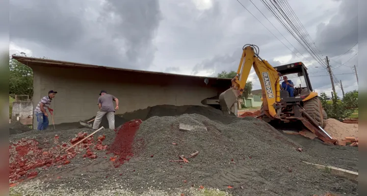 Pedras seriam utilizadas em obra de pavimentação na rua Ricardo Lemos.