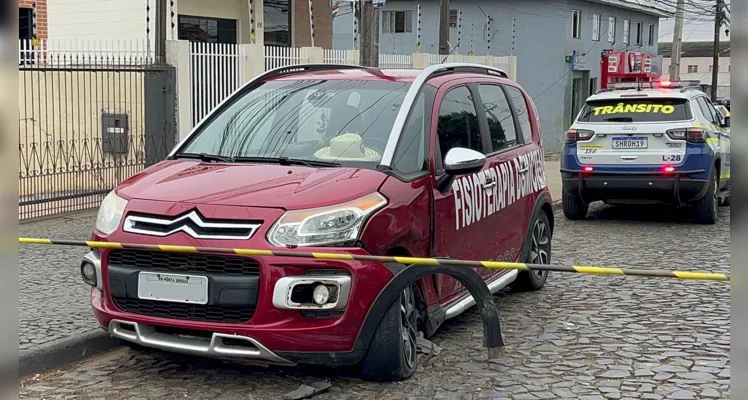 Motorista atingiu dois carros que estavam estacionados na avenida.