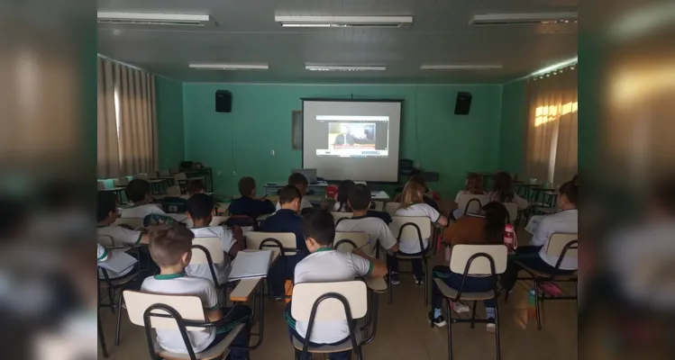 Confira os registros na escola e as fotos feitas pelos alunos para valorizar o símbolo do Paraná.