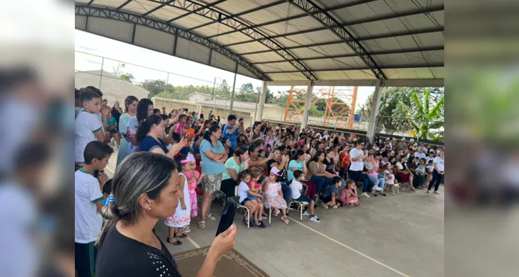 Famílias compareceram em peso para acompanhar as homenagens.