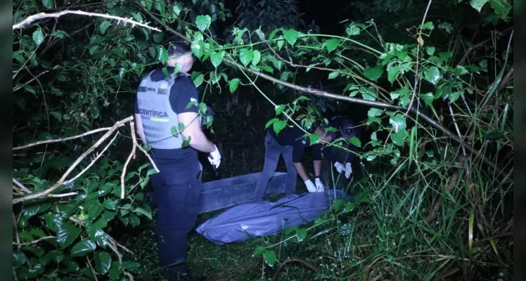 Corpo foi encontrado por pescadores em um carreiro.