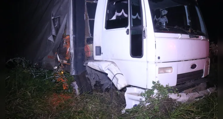 Caminhoneiro 'se perde', atinge poste e sai da pista em PG
