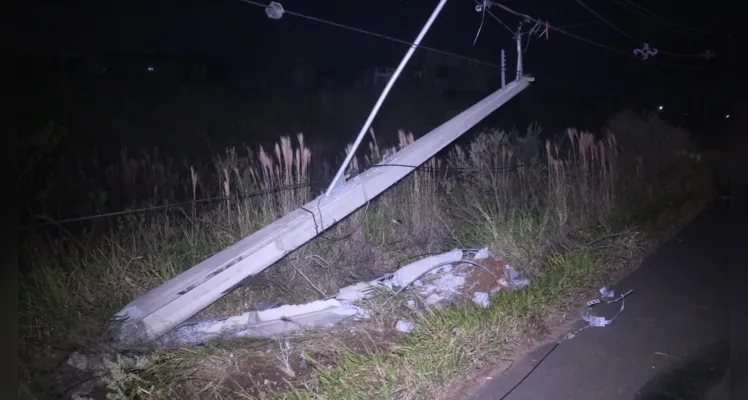Caminhoneiro 'se perde', atinge poste e sai da pista em PG