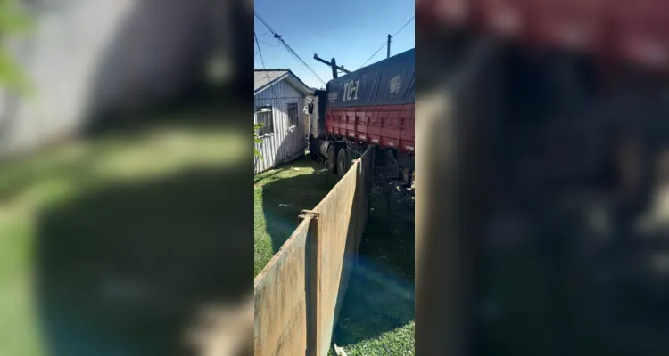 Caminhão de 60 toneladas invade terreno em PG