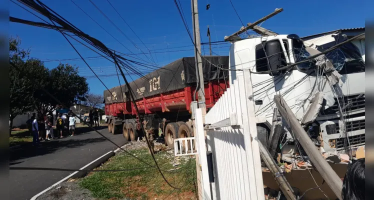 Caminhão de 60 toneladas invade terreno em PG