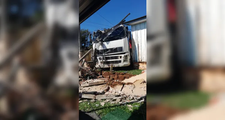 Caminhão de 60 toneladas invade terreno em PG
