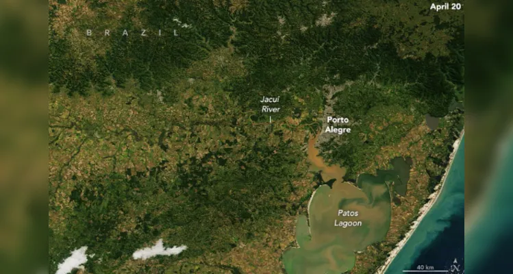 É possível visualizar as margens do Rio Guaíba, e parte da capital tomada pelas águas.