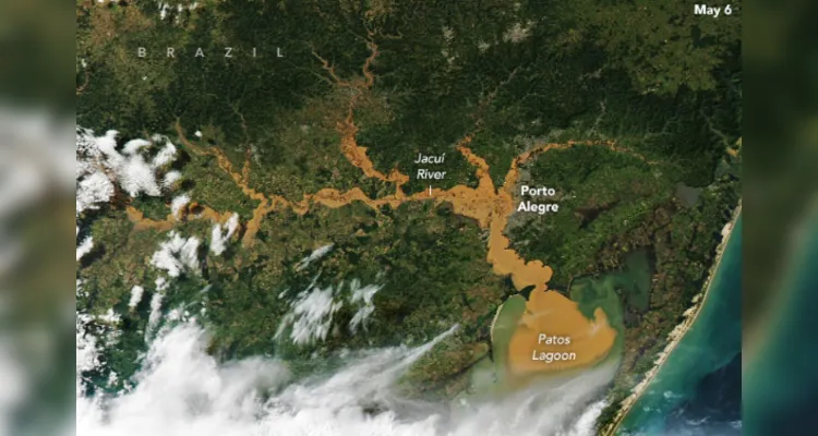 É possível visualizar as margens do Rio Guaíba, e parte da capital tomada pelas águas.