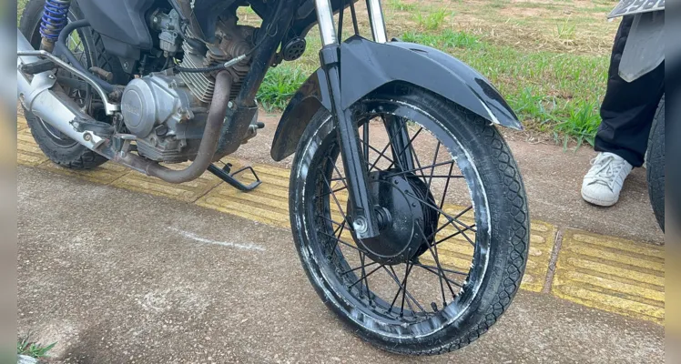 Motocicleta teve danos, após a jovem cair do veículo.