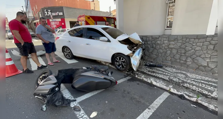 Colisão entre carro e caminhão mobiliza Siate no Centro de PG