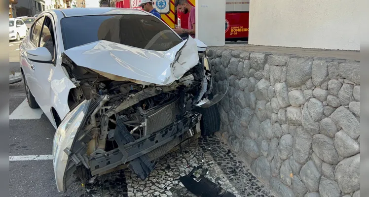 Colisão entre carro e caminhão mobiliza Siate no Centro de PG