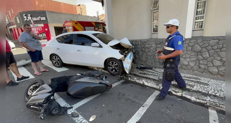 Colisão entre carro e caminhão mobiliza Siate no Centro de PG